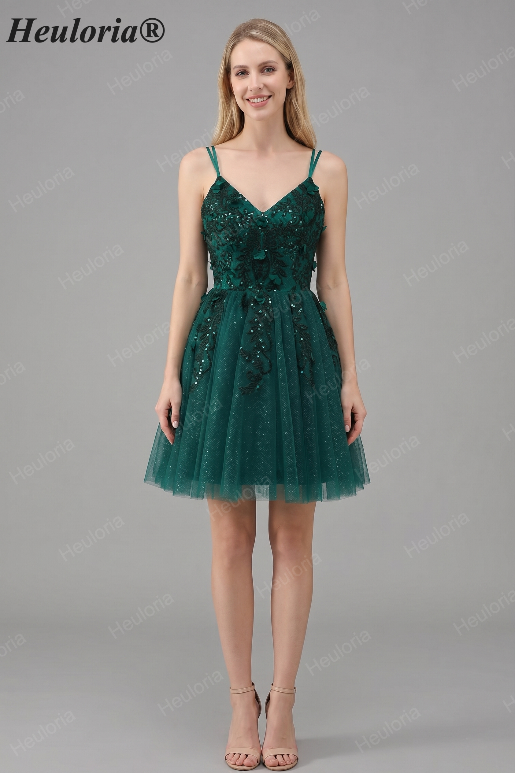 HEULORIA Sparkly Emerald Green V-Neck Homecoming Dress with 3D Floral Lace & Open Back ED-323 Immagine principale del prodotto