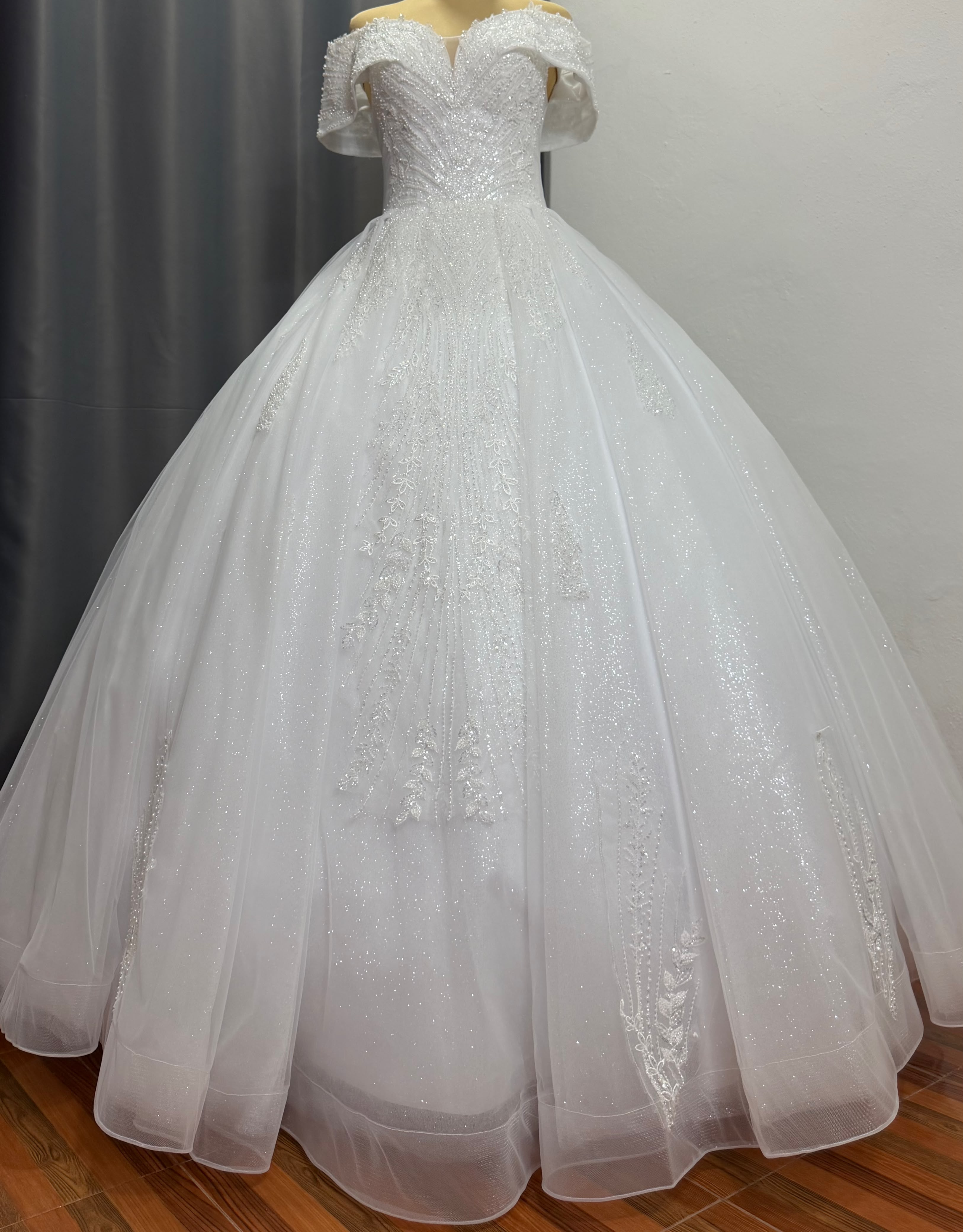 Heuloria Luxury Glitter Tulle Ball Gown Wedding Dress with Sweetheart Off Shoulder Corset Bodice and Lace Appliques Immagine principale del prodotto
