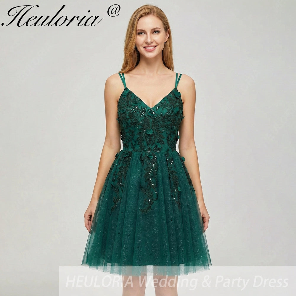 HEULORIA Sparkly Emerald Green V-Neck Homecoming Dress with 3D Floral Lace & Open Back ED-323 Imagen principal del producto