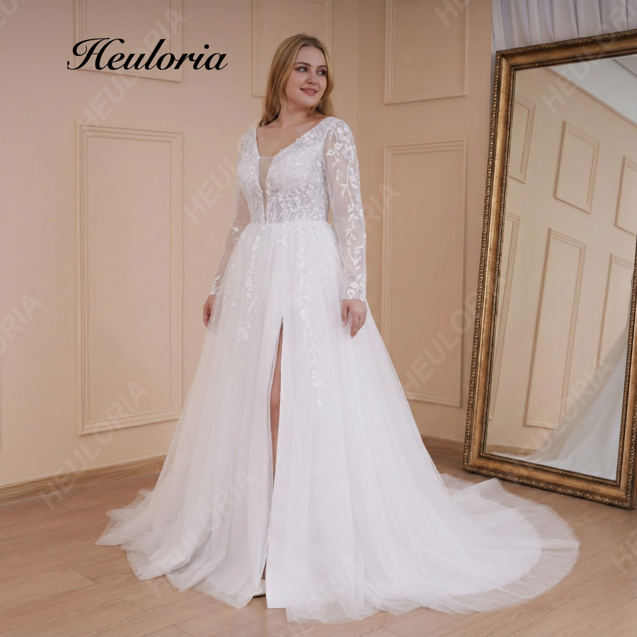Long Sleeve Lace A-Line Wedding Dress with High Slit - bridal gown view 2 Immagine principale del prodotto